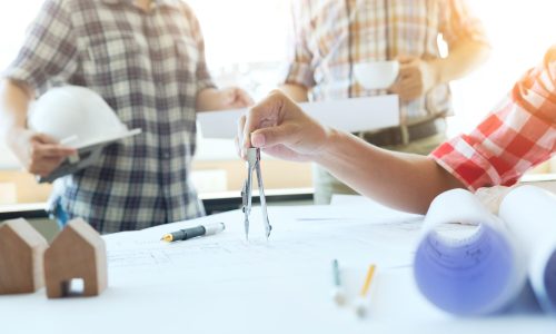 lavoro-di-squadra-fuori-riunione-di-ingegnere-per-il-progetto-architettonico_1421-117